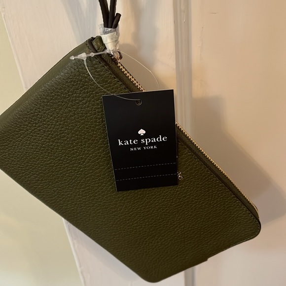 NWT Kate Spade Dark Green Wristlet - Picture 2 of 5